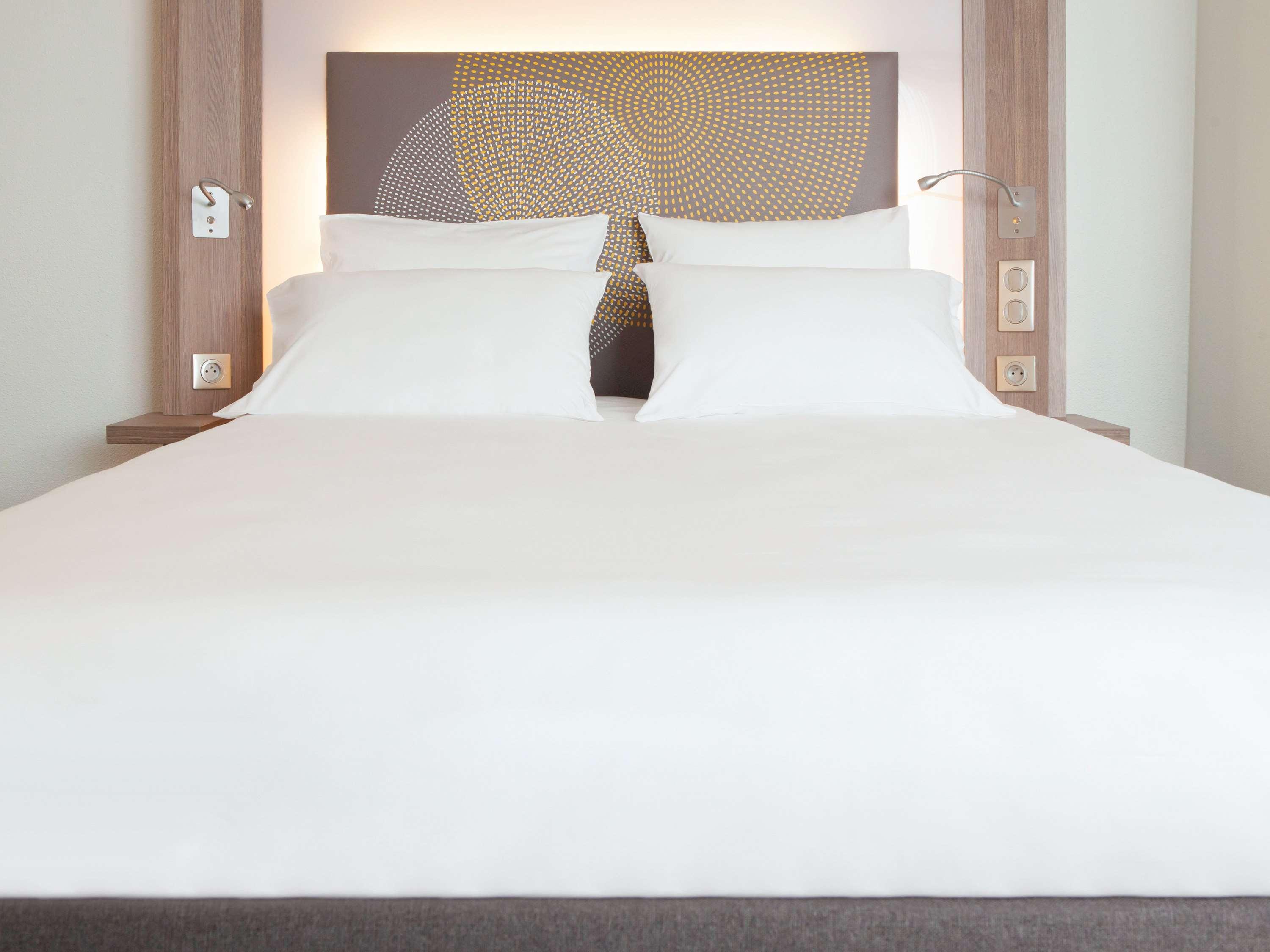 Novotel Chennai Sipcot Exterior foto A bed with a duvet