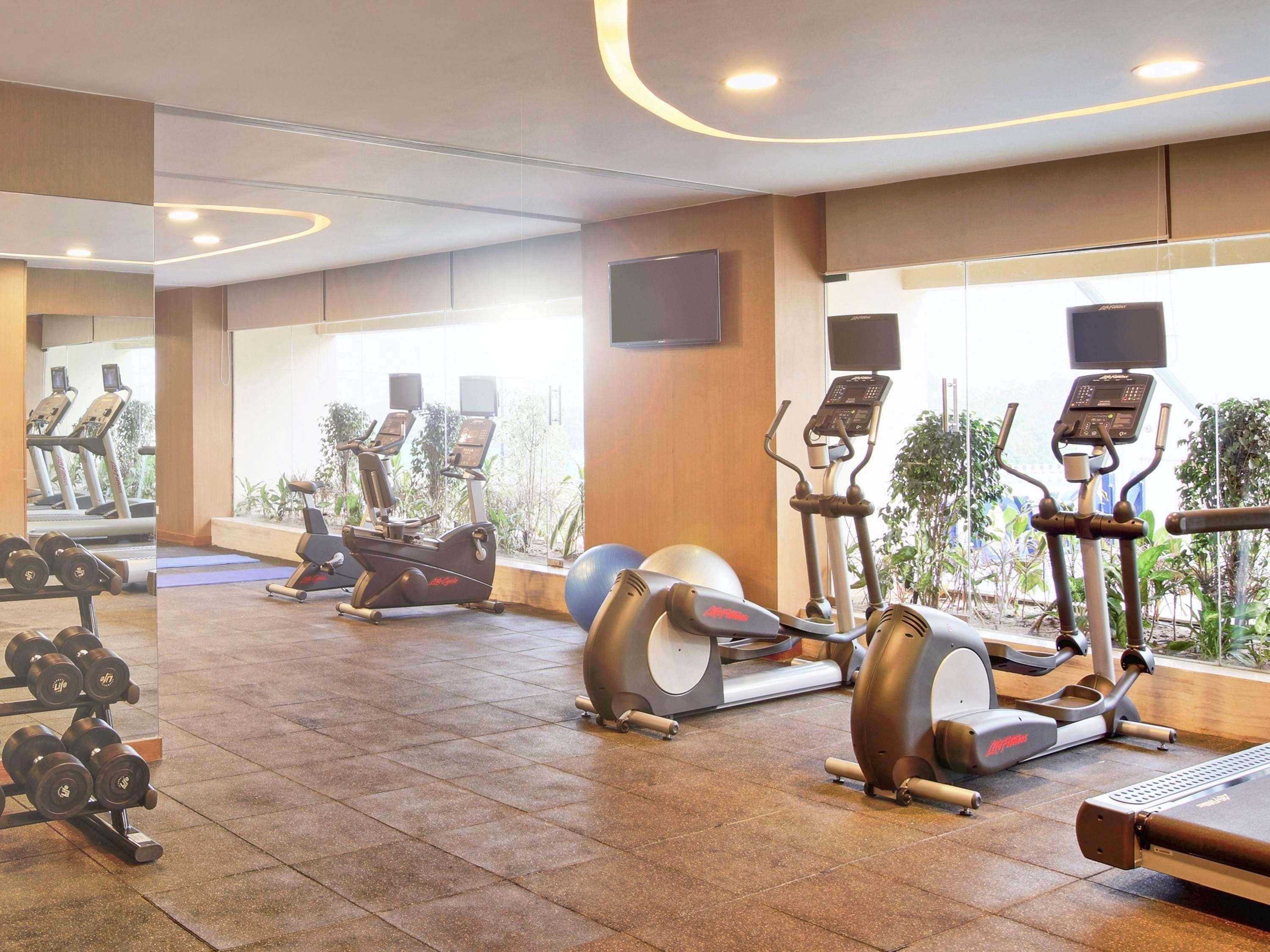 Novotel Chennai Sipcot Exterior foto The gym at the hotel