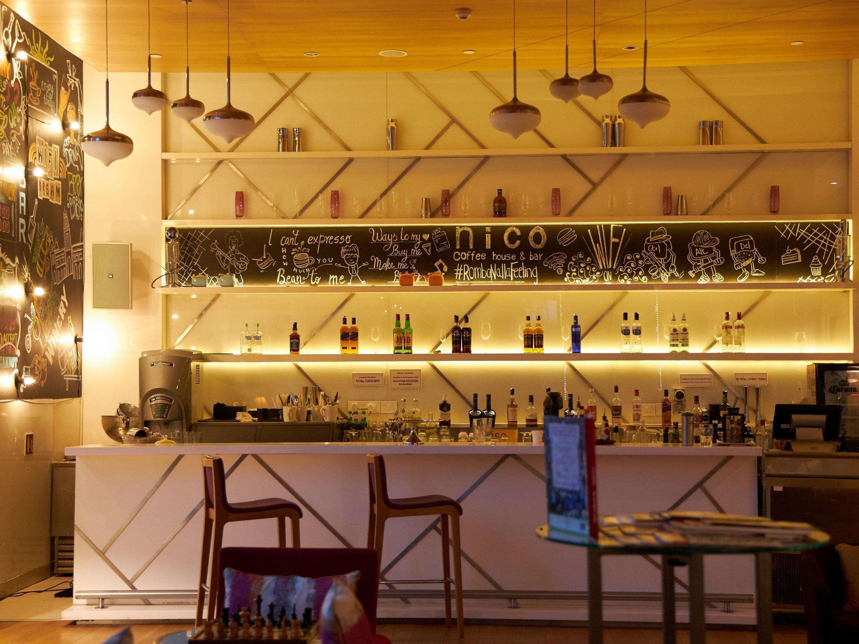 Novotel Chennai Sipcot Exterior foto The bar at the 1900 restaurant