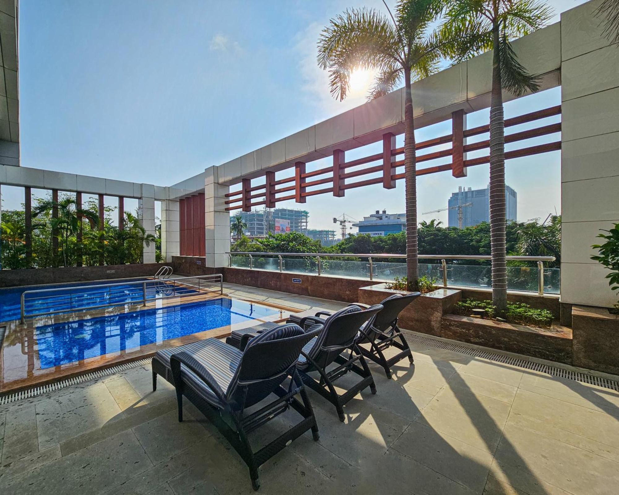 Novotel Chennai Sipcot Exterior foto Rooftop pool