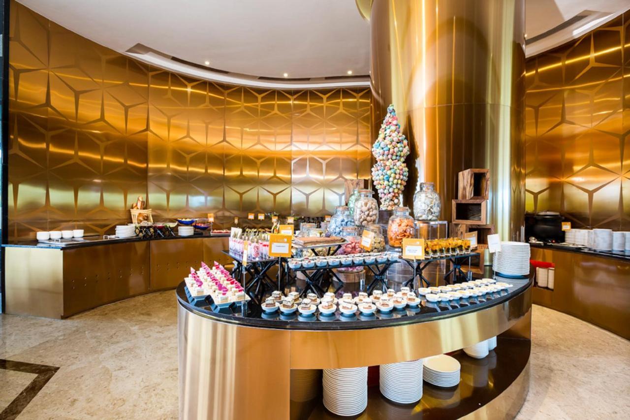 Novotel Chennai Sipcot Exterior foto The buffet at the lobby