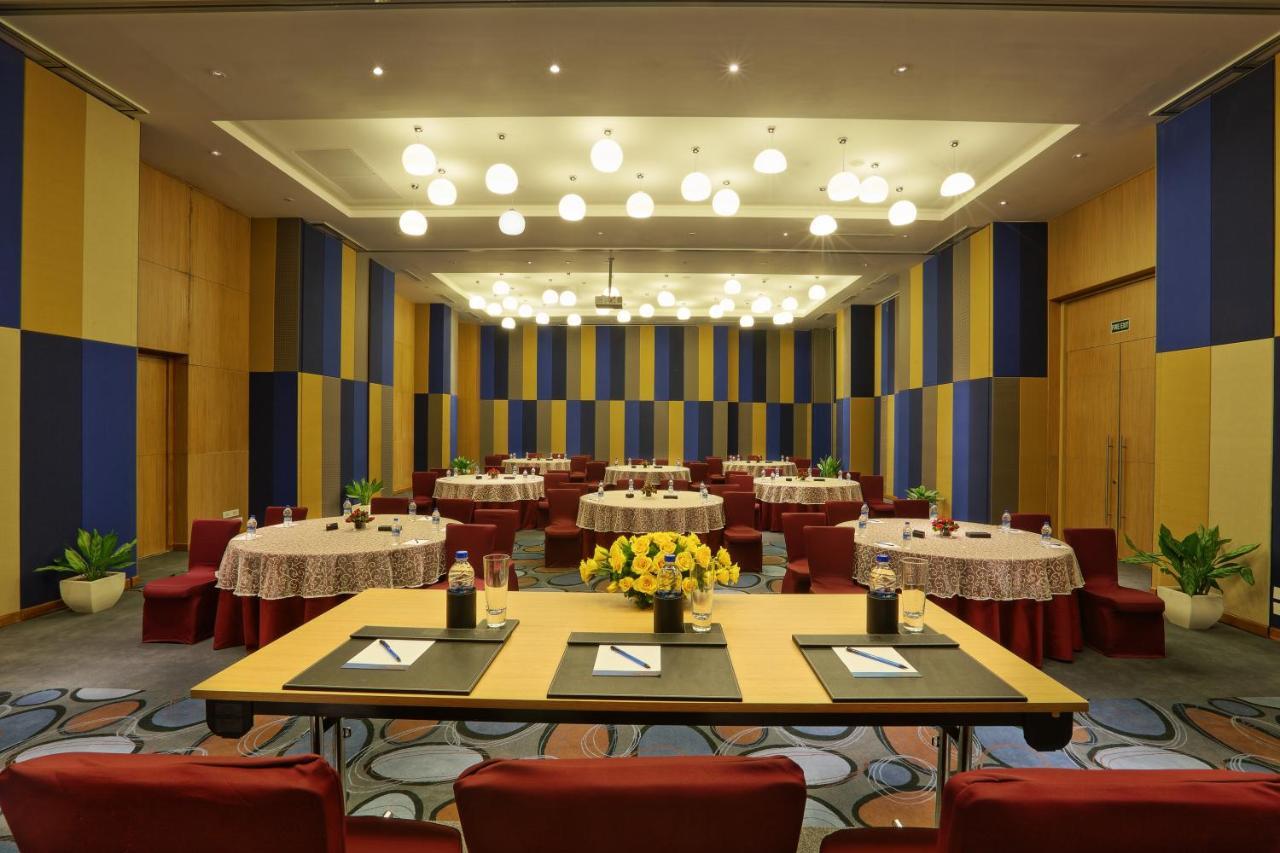 Novotel Chennai Sipcot Exterior foto Meeting room
