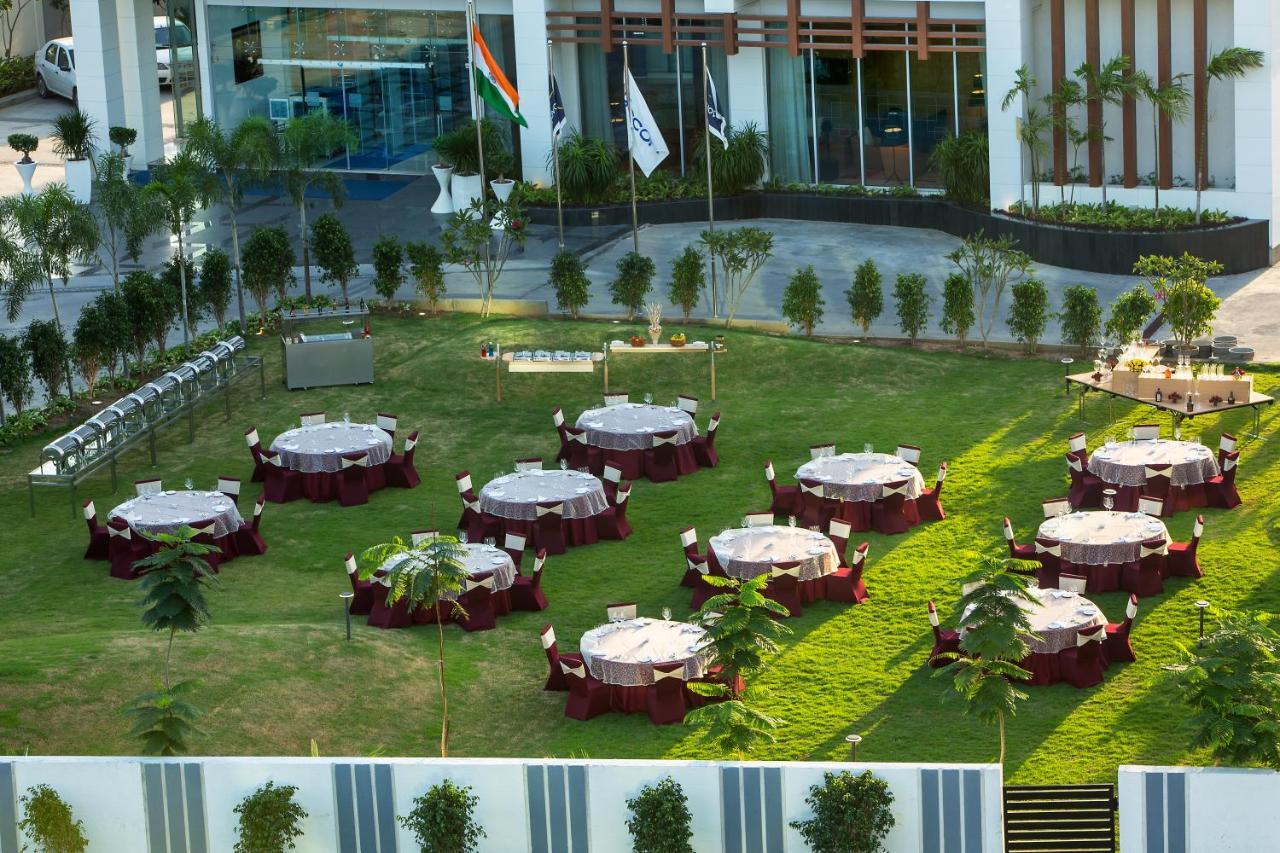 Novotel Chennai Sipcot Exterior foto The lawn at the hotel