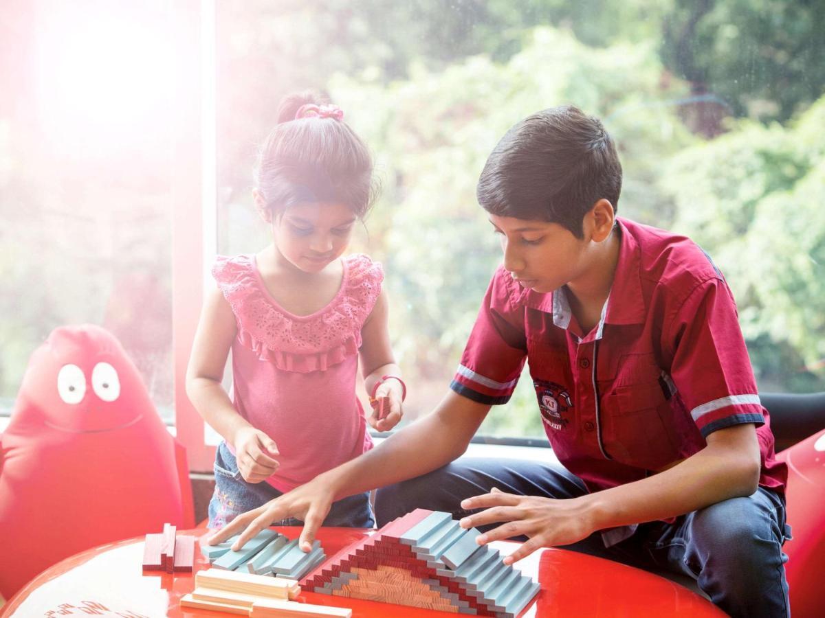 Novotel Chennai Sipcot Exterior foto Children playing with the piano